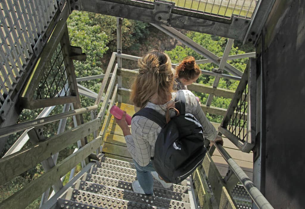 De trap af van uitkijktoren Ommerland