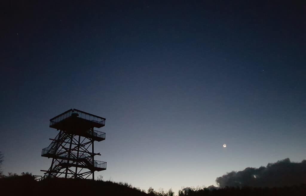 Uitkijktoren De Helderse Vallei in het donker