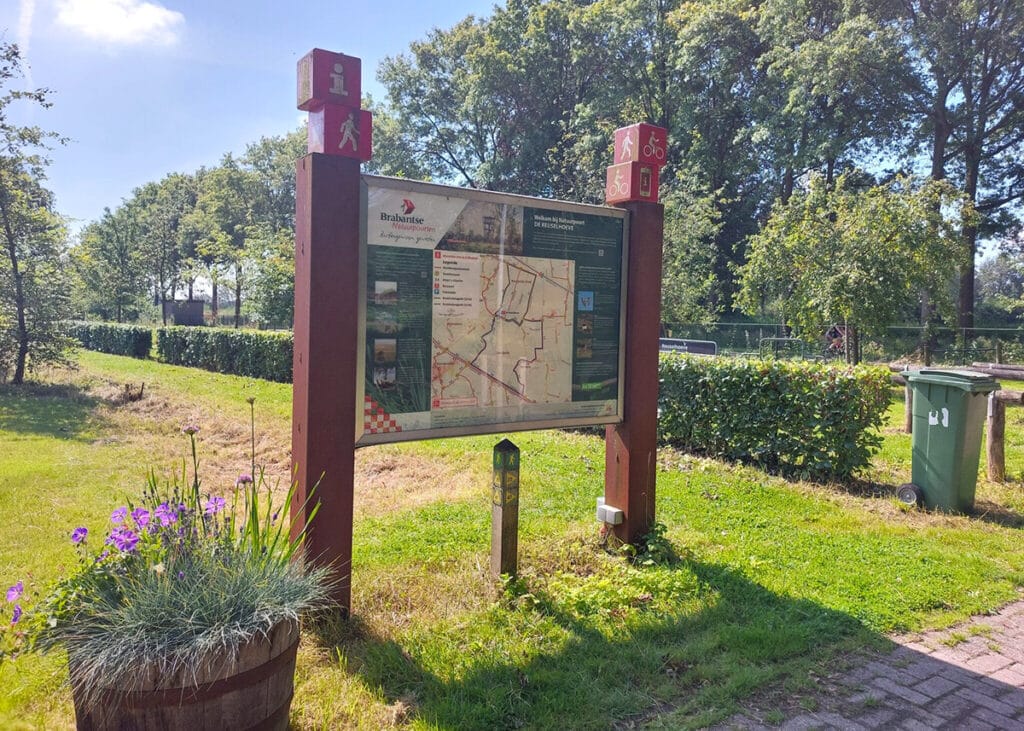 Informatiebord met wandelkaart bij Natuurpoort Reuselhoeve