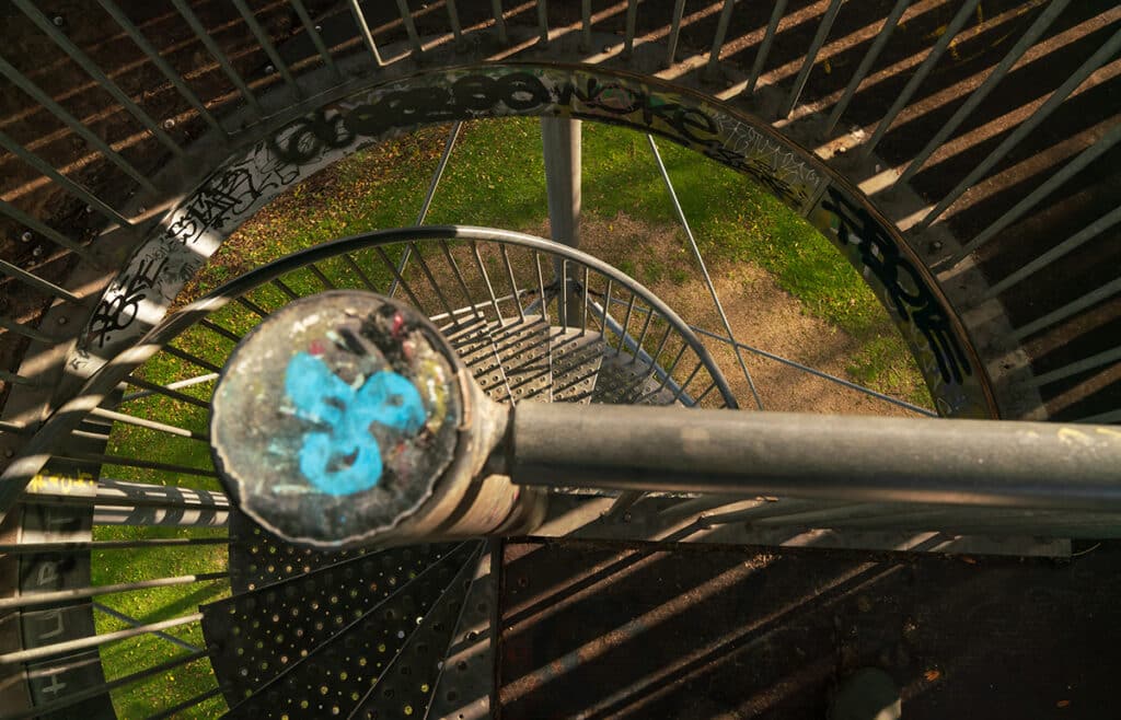 Detail trap van uitkijktoren Kralingse Plas