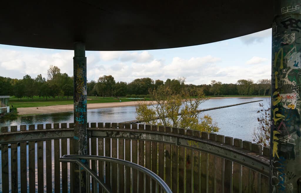 Uitzicht vanaf de uitkijktoren op de Kralingse Plas en Kralingse Bos
