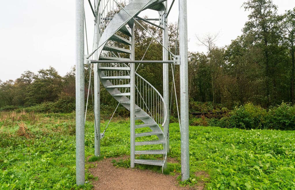 Stalen trap van uitkijktoren Loetbos