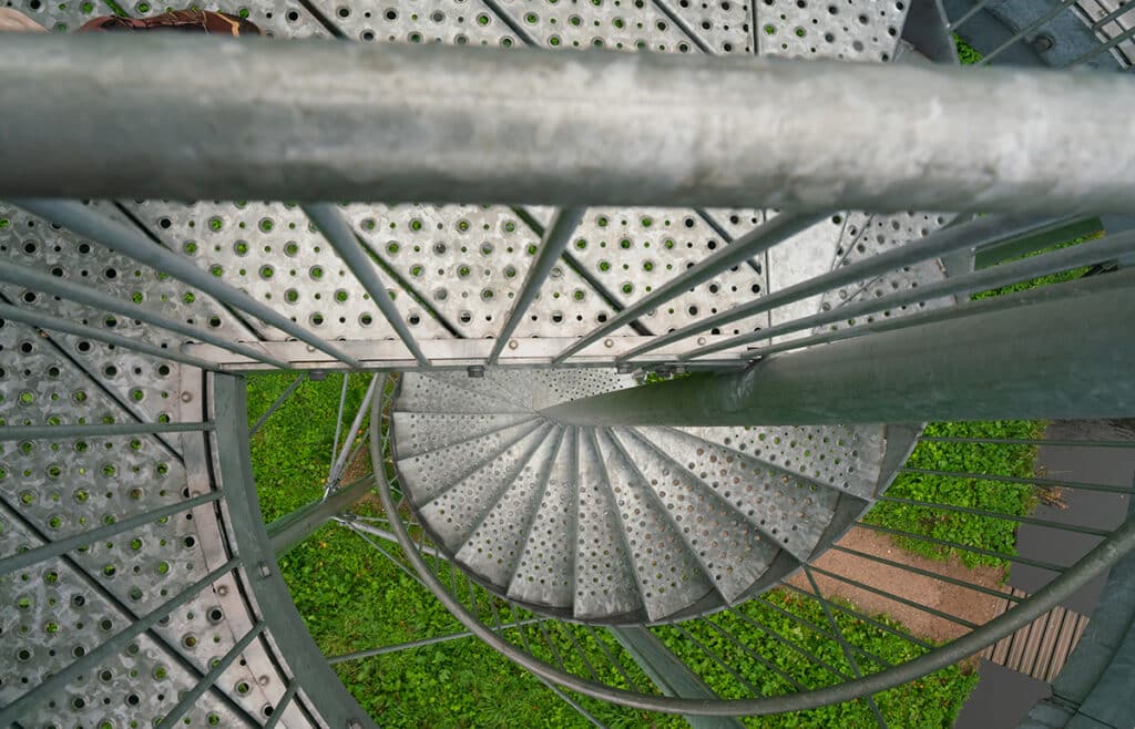 Detail trap van uitkijktoren Loetbos