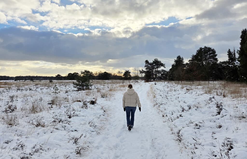 Wandelen in de sneeuw op Landschotse Heide