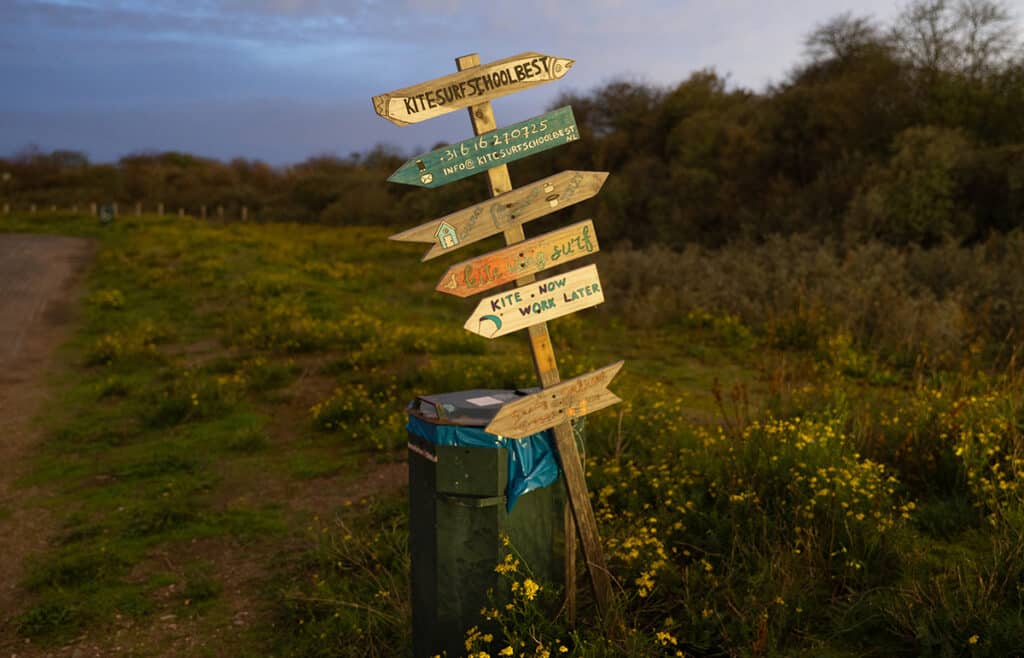 Pijlenbord bij uitkijktoren Aan Zee