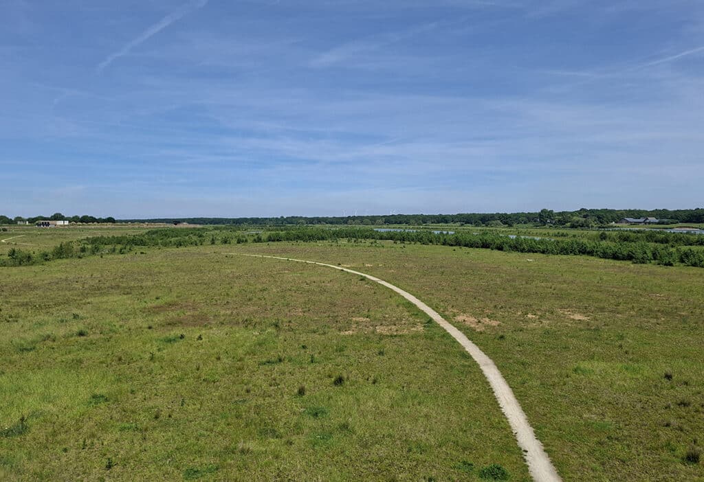 Uitzicht vanaf uitkijktoren Broekhuizenvorst op pad in Maaspark Ooijen-Wanssum
